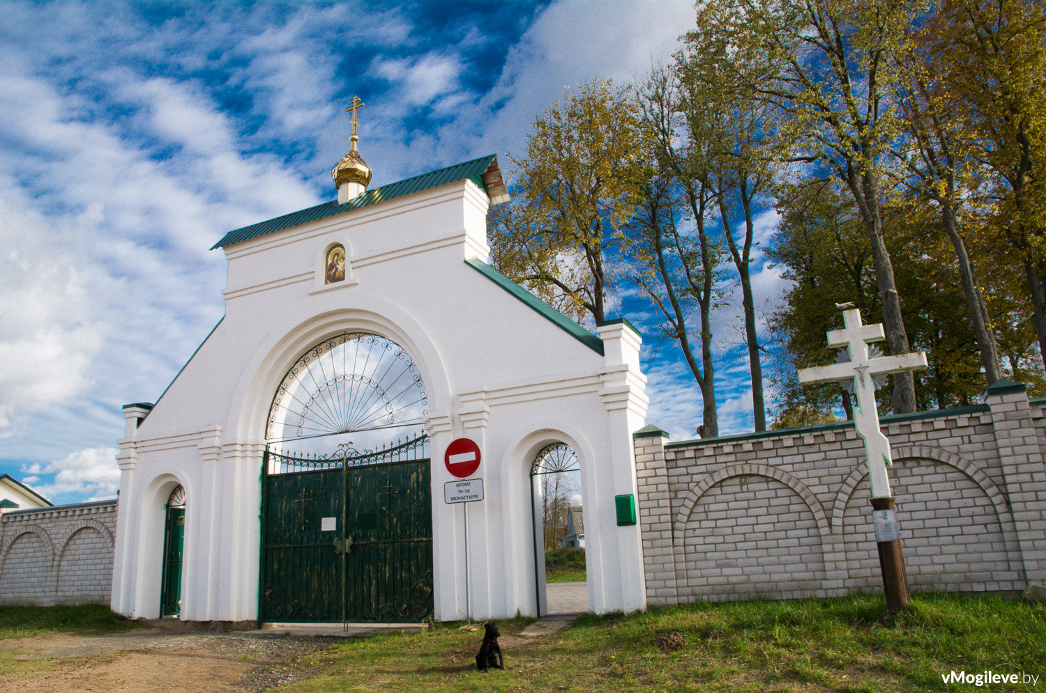 Вход на территорию Свято-Вознесенского монастыря