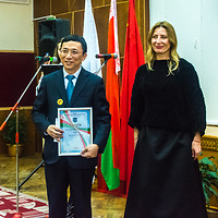 Ирина Леонидовна Новикова вручает почетные грамоты представителям Китая