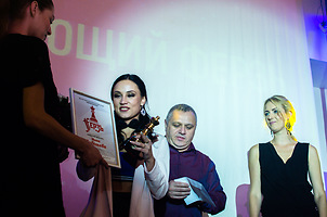 Нина Савельева получает звание победителя в номинации «Танцующий Ферзь»