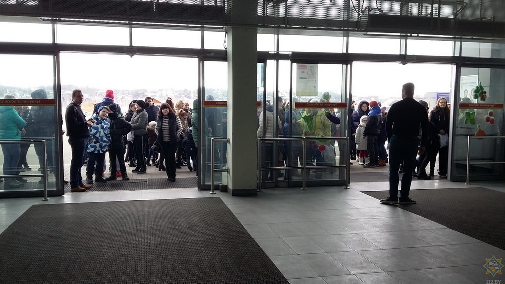 Эвакуированные посетители торгового центра «Е-Сити», Могилёв