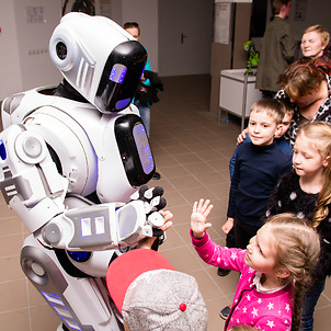 Робот Алеша с посетителями выставки «Робопарк»