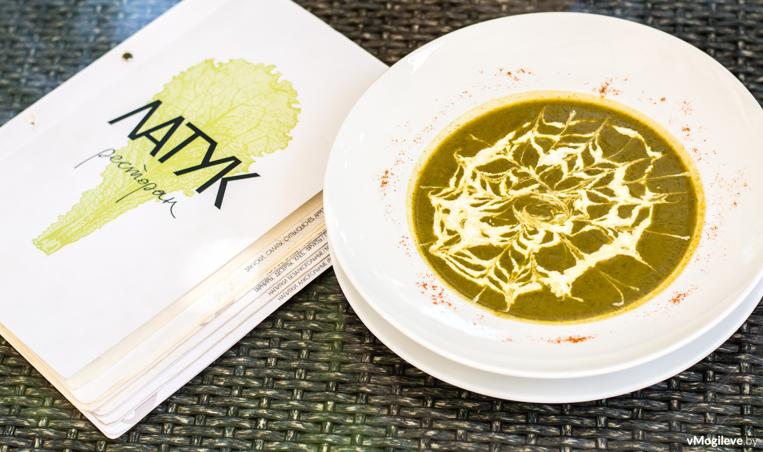 Суп из щавеля и шпината в ресторане «Латук»