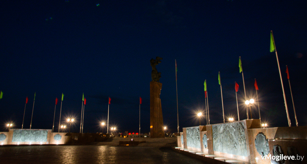 Мемориальный комплекс «Борцам за Советскую власть» на площади Славы в Могилеве