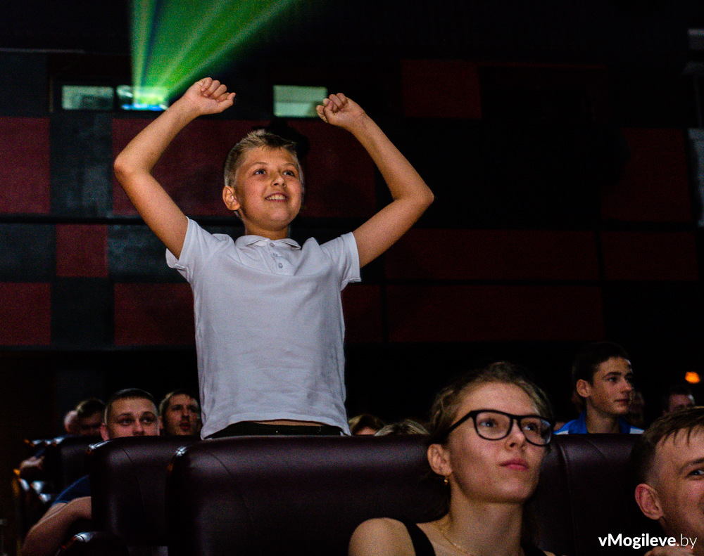 Футбольные болельщики Могилева смотрят финал ЧМ2018 на большом экране в кинотеатре «Октябрь»