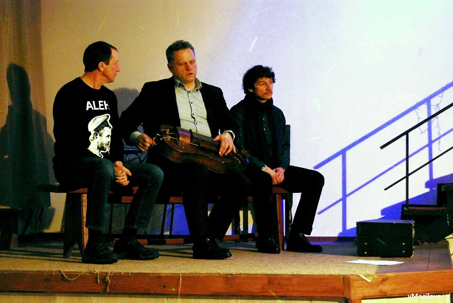 Злева направа: Алег Лук'янцаў, Алесь Жукоўскі, Васіль Мардачоў.
У руках Алеся колавая ліра
