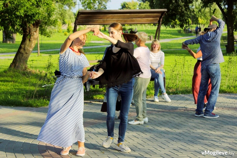 Танцевальная вечеринка в парке Подниколье