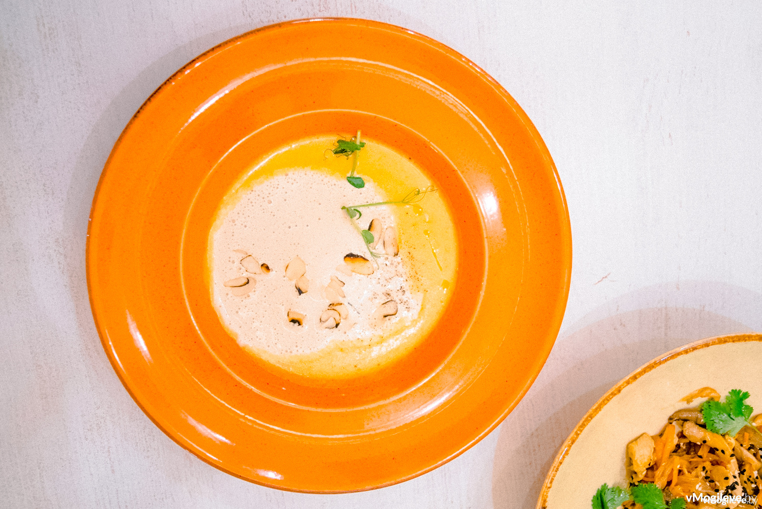 Суп-капучино из тыквы с имбирём, сливочным сыром и лепестками миндаля
