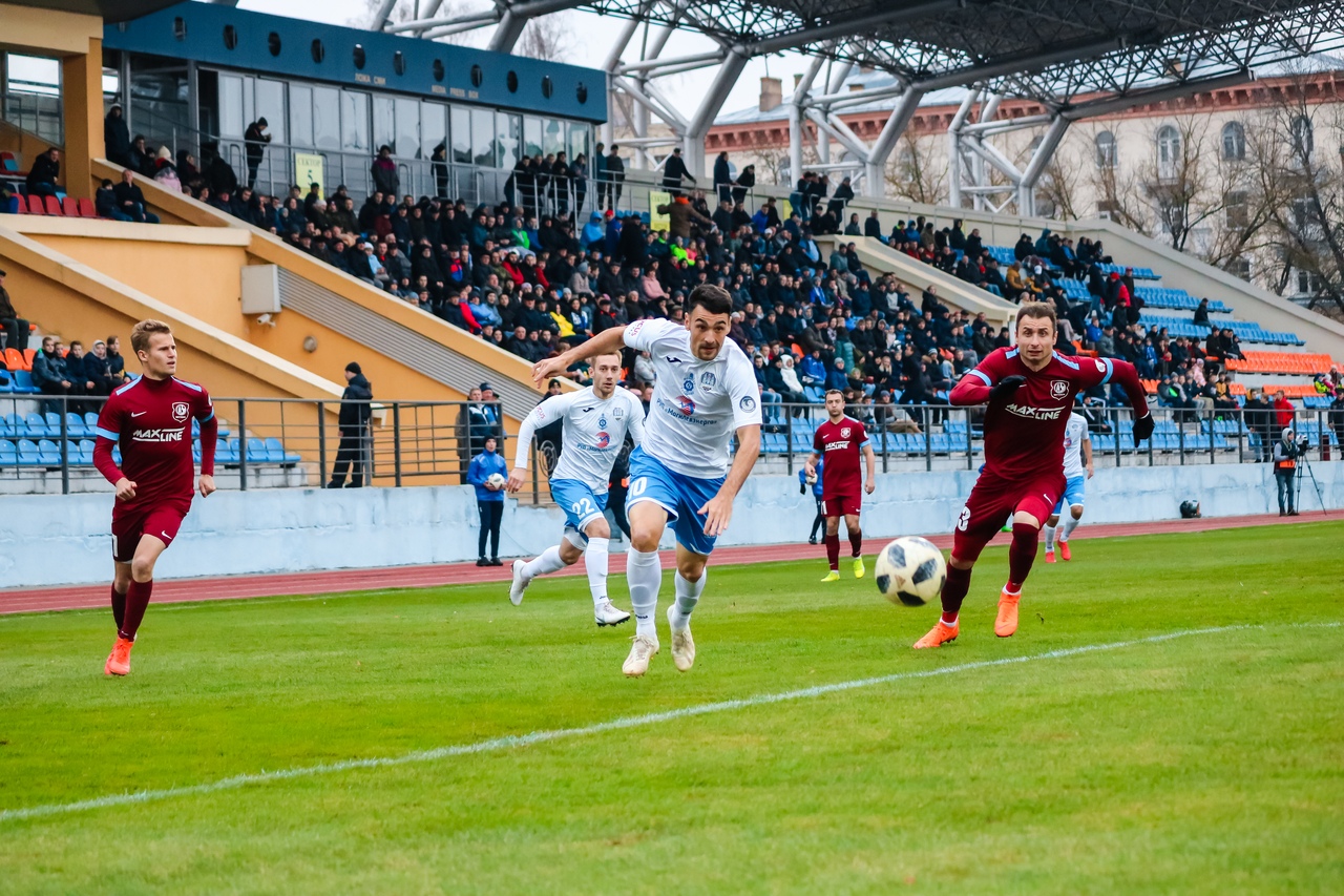 Борьба за мяч в матче Дняпро - Витебск в Могилеве