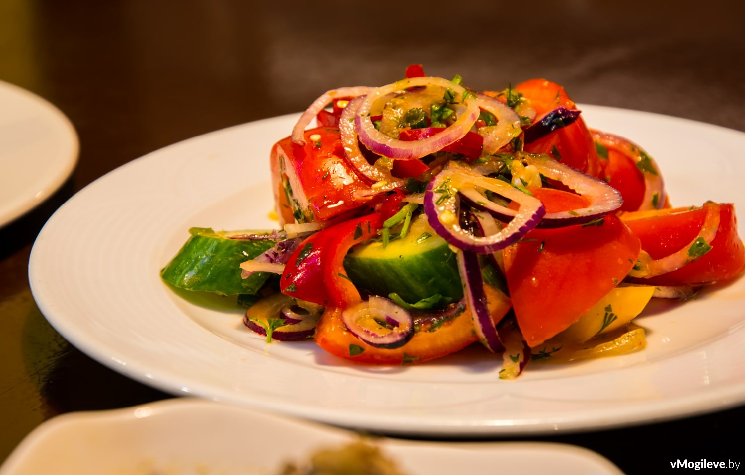 Овощной салат с перцем чили в кафе «Барбекю»