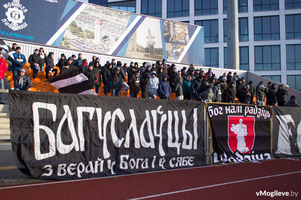 Фанаты футбольного клуба Торпедо на матче с Дняпро