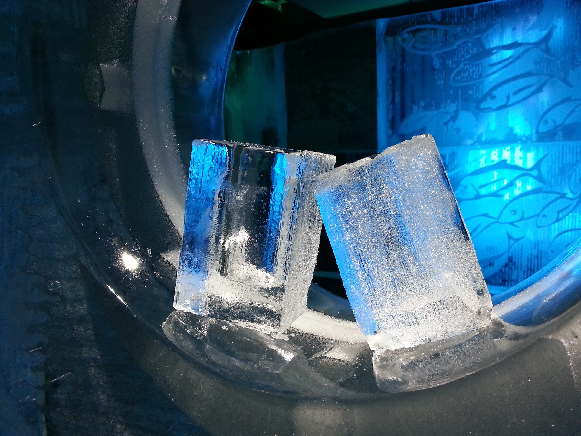 Лед всплывает в воде. Ледяная скульптура Пирогова. Маска изо льда. Корона изо льда. Броня изо льда.