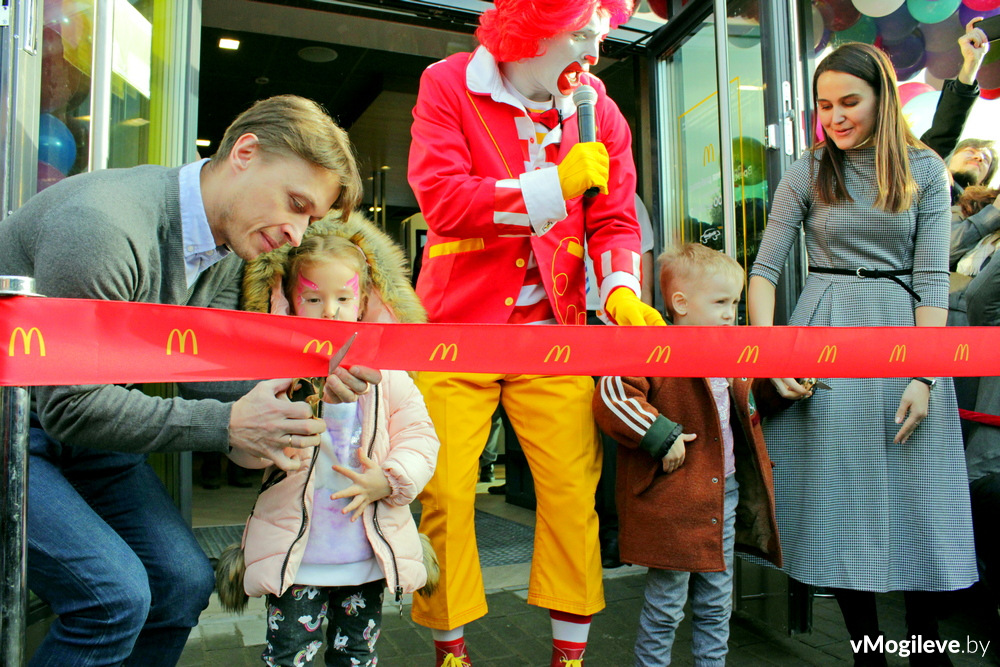 Даша и Миша открывают ресторан "МакДональдс"
