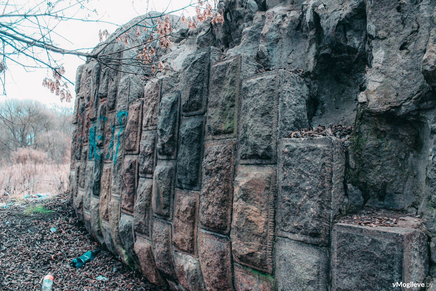 Остатки старой бетонной трубы на берегу Дубровенки