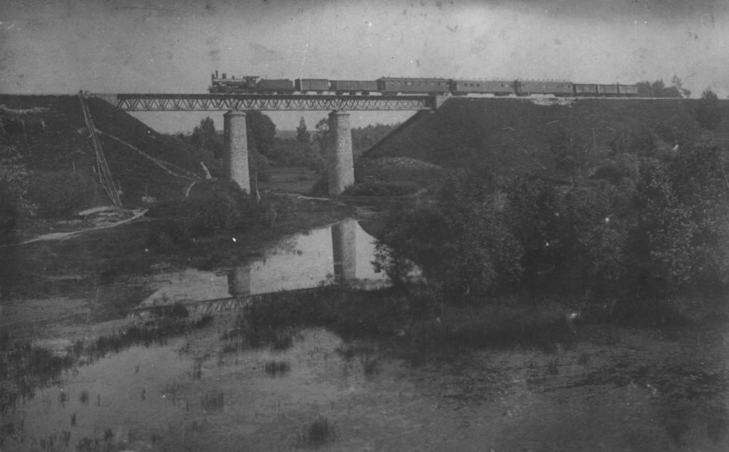 Железнодорожный мост на каменных устоях с нысыпью над Дубровенкой. Фото из архива Олега Лисовского