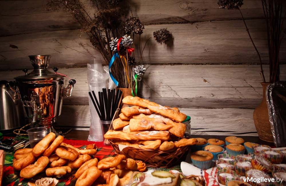 Вкусности на Горячем Фесте в этнографическом комплексе Зеленая Роща в Могилеве