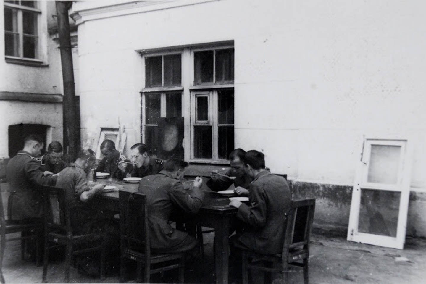 Фашисты едят на территории лицея. Фотография из архива Олега Лисовского