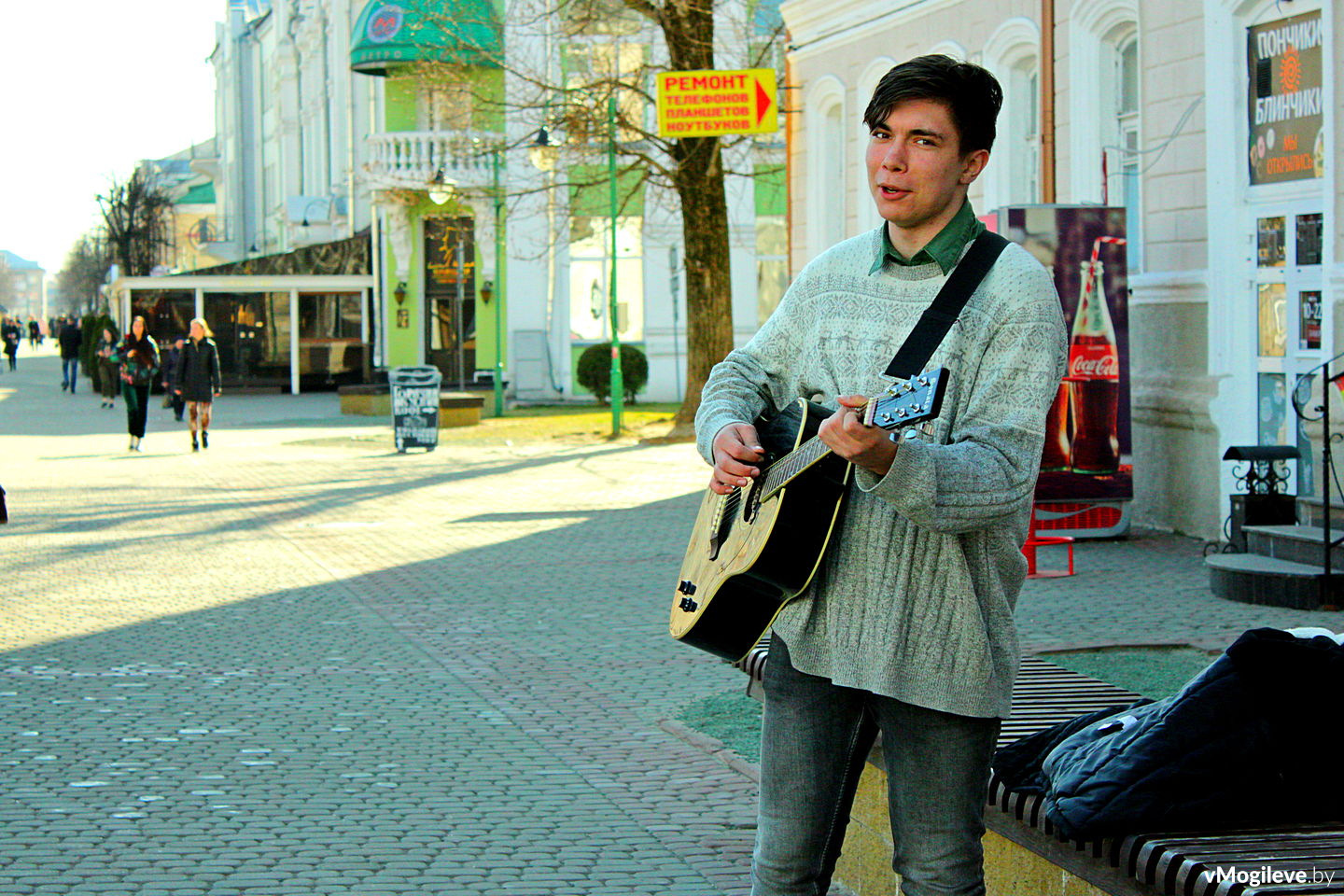 Уличный музыкант на улице Ленинской