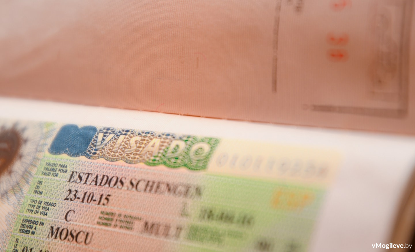 Шенгенская виза в белорусском паспорте. Фотография носит иллюстративный характер