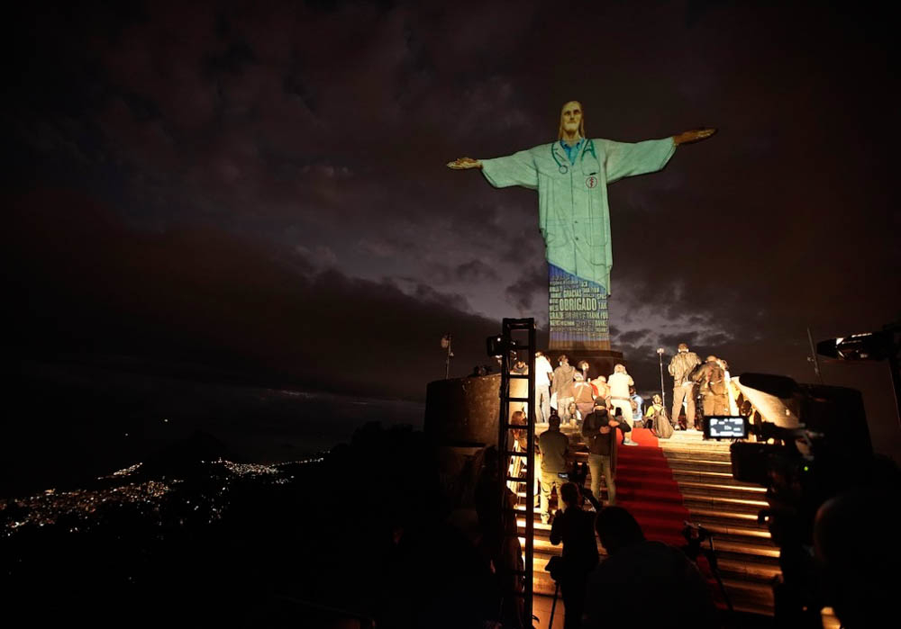 Иисус в халате: Фото: Silvia Izquierdo / AP / ТАСС