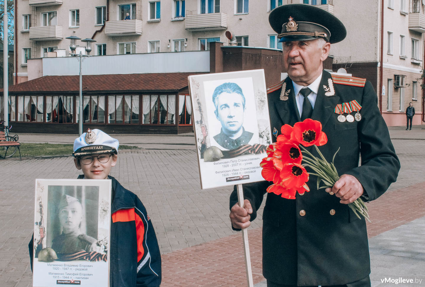 Ветеран и мальчик на День Победы в Могилеве