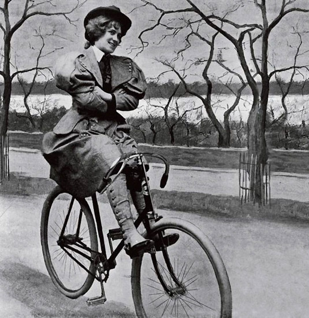 Женщина на велосипеде, Google
