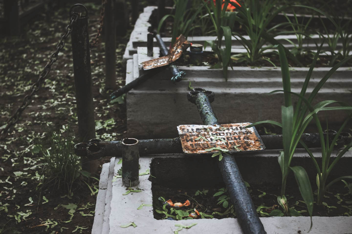 Сломанные кресты на кладбище