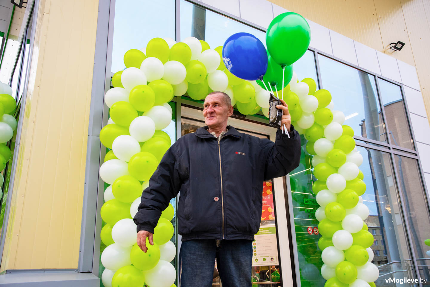 Могилевчанин Олег позирует на открытии Белмаркета