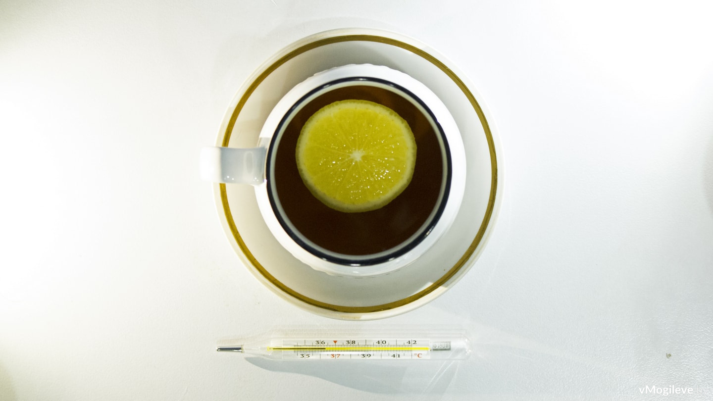 Чай с лимоном. Фотография носит иллюстративный характер