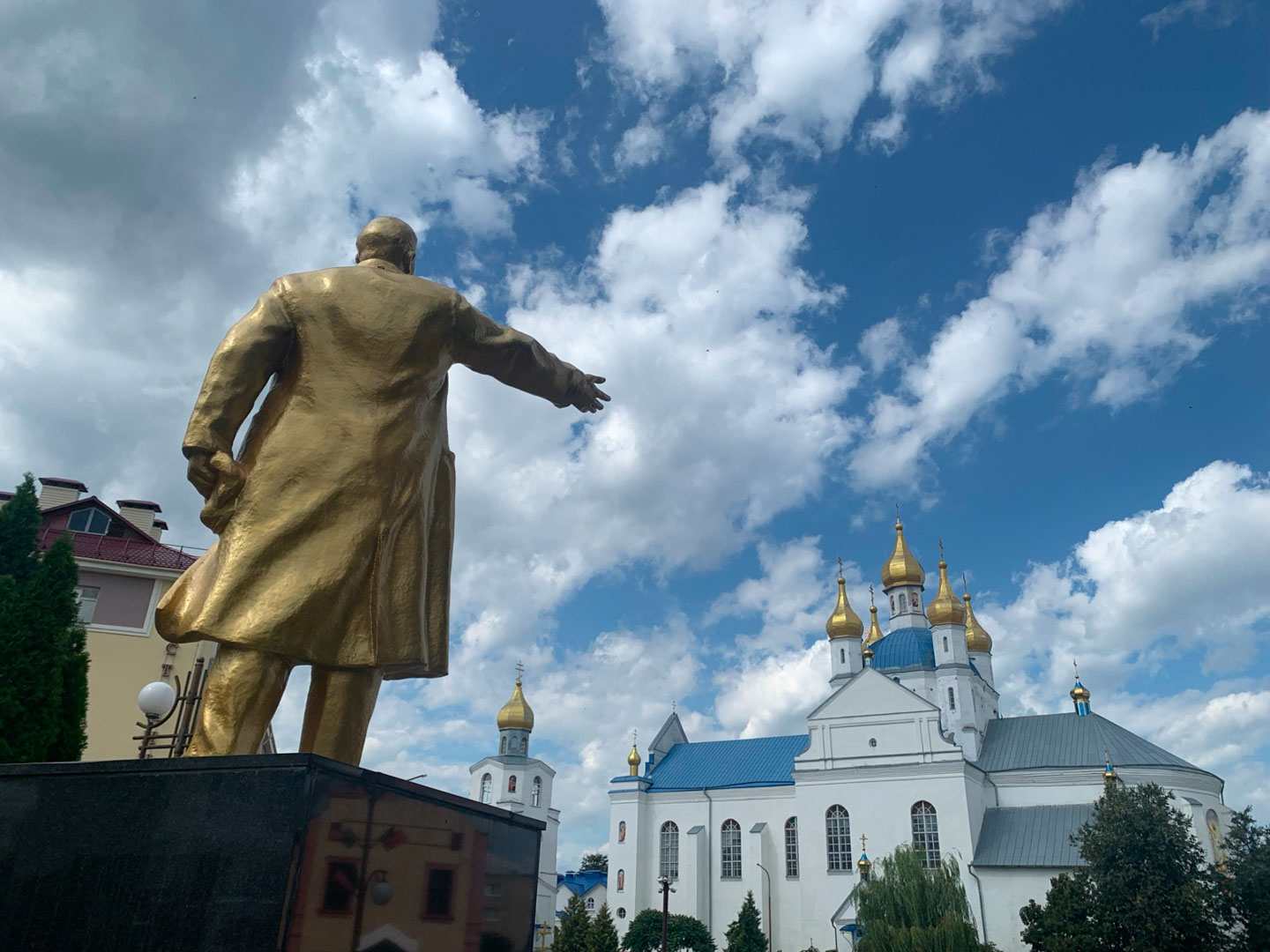 Памятник Ленину и костел