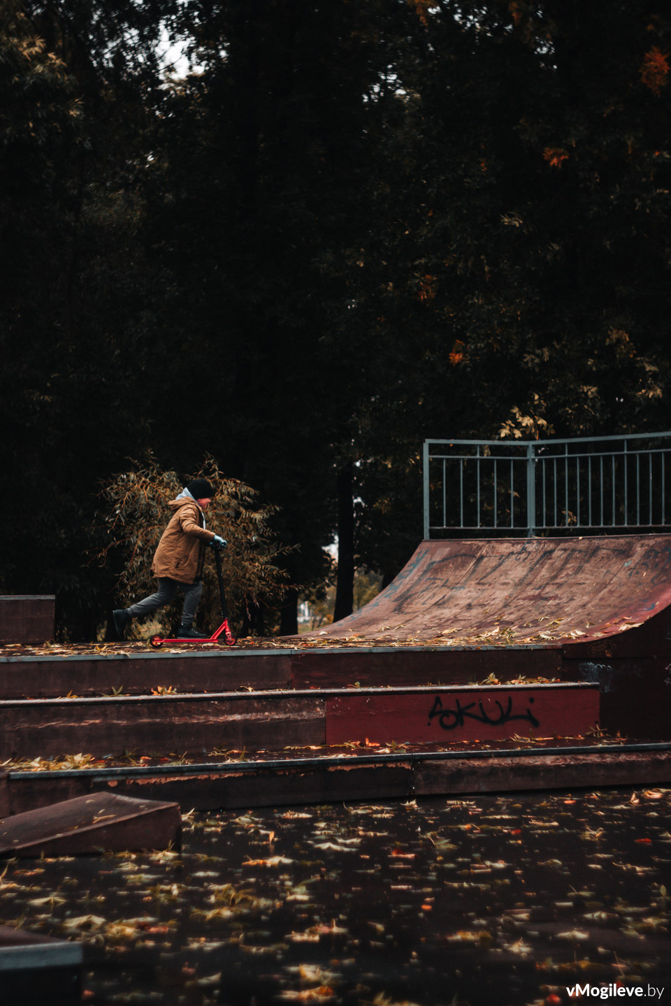 Мальчик на самокате на скейт-площадке