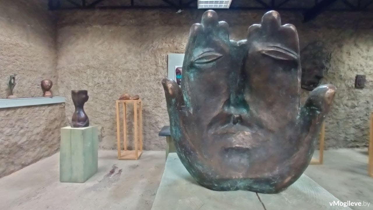 Скульптура Андрея Воробьева на выставке в Могилеве