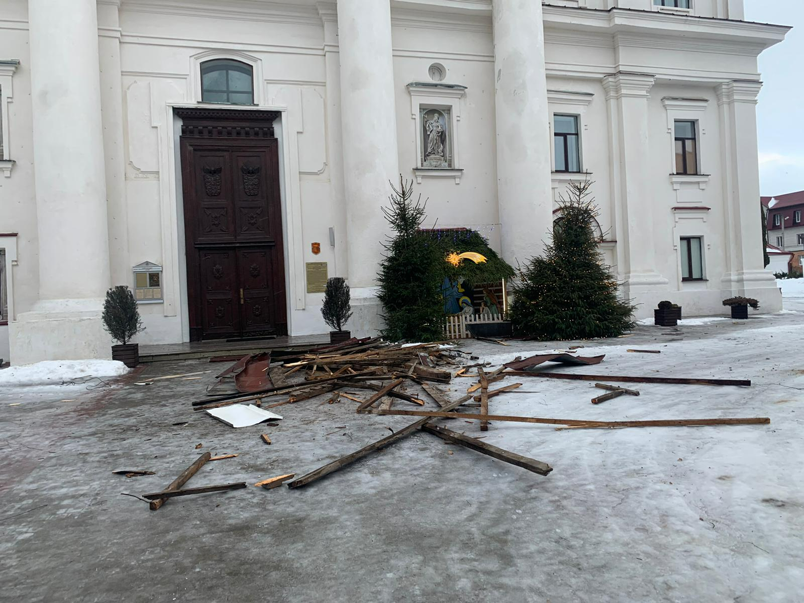 Повреждения здания костела Успения Пресвятой Богородицы и Святого Станислава. Могилев