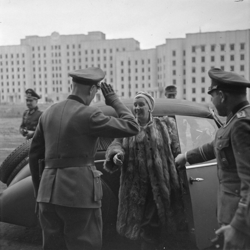 Дом Советов попадал на снимки немецких фотографов