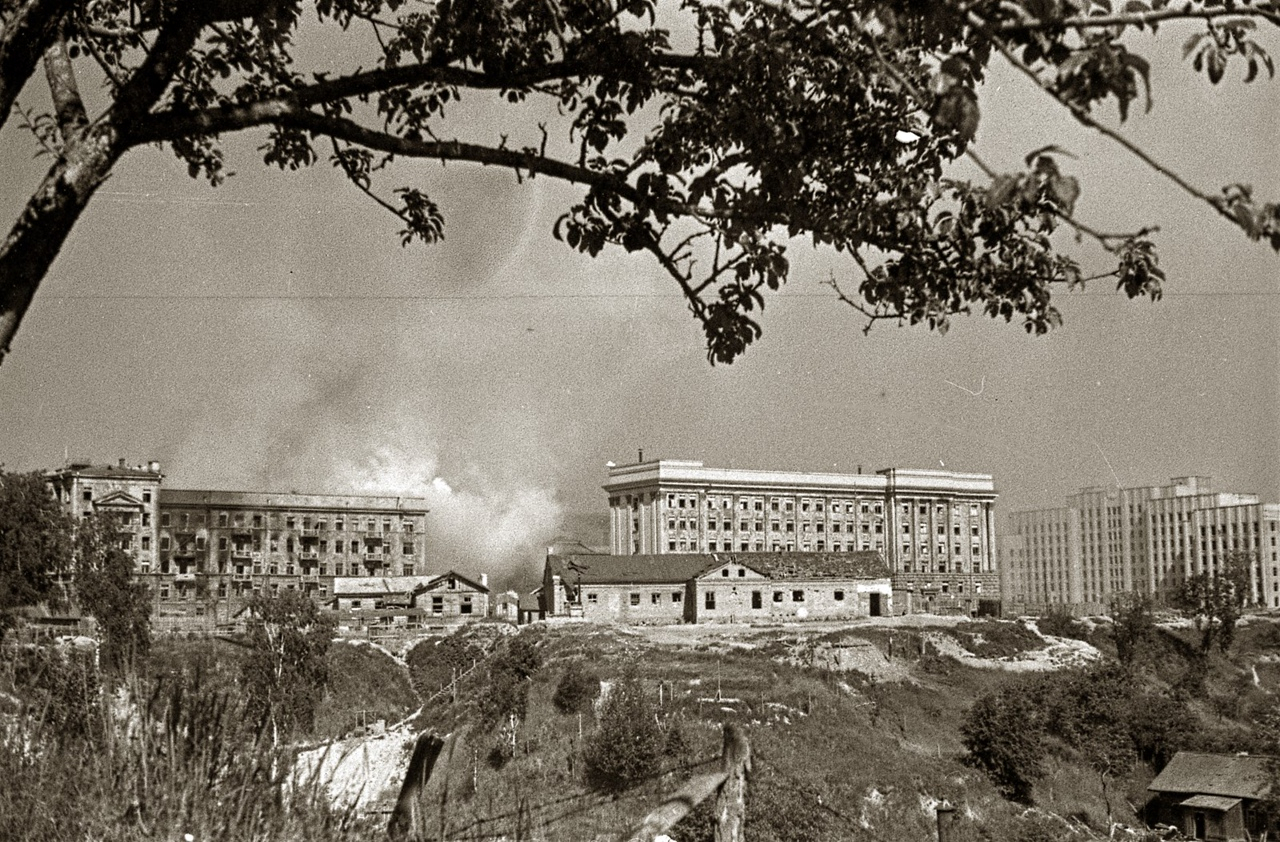 Вид на здание НКВД и Дом Советов (справа) со стороны современной ул. Ленинской