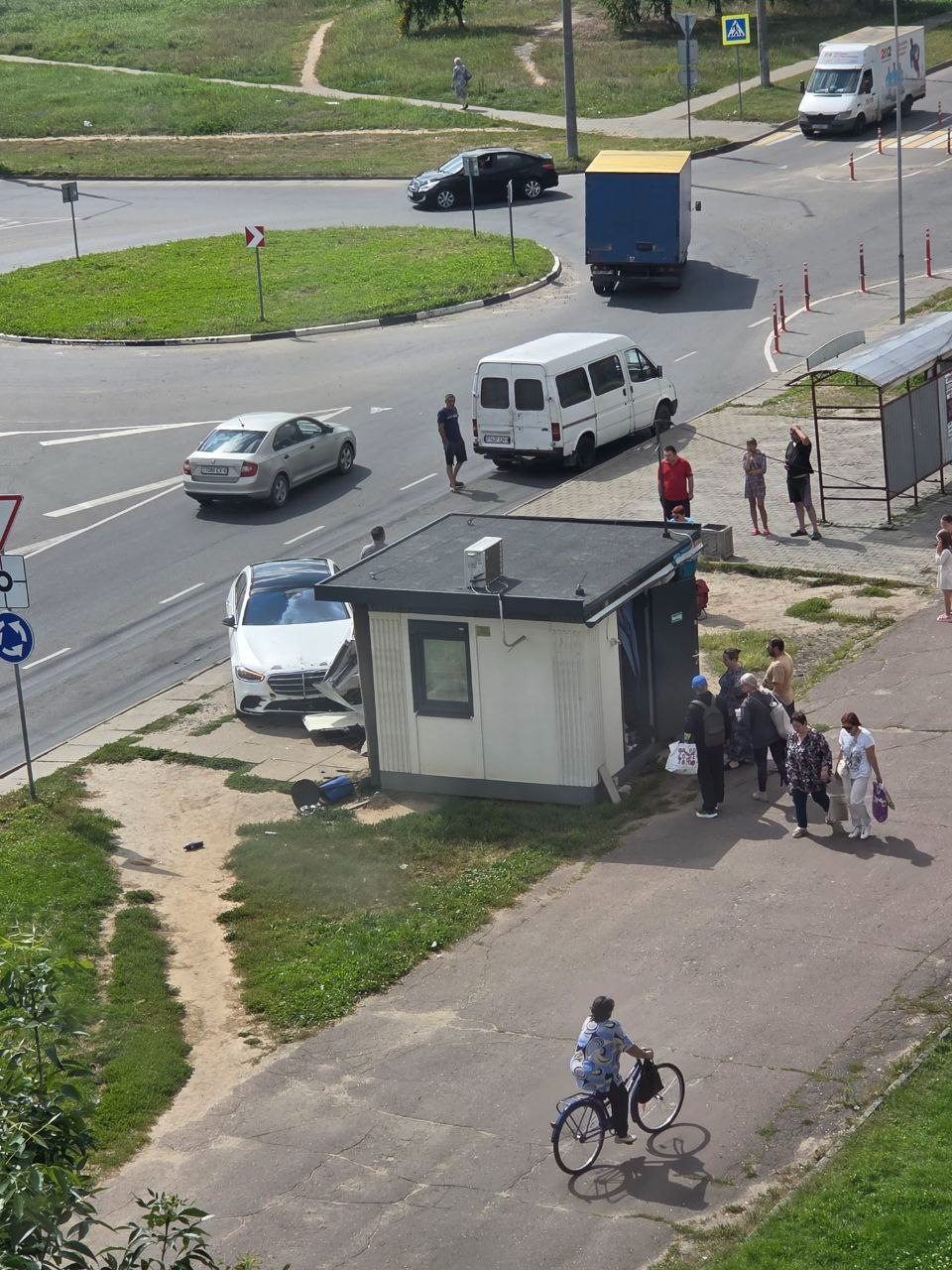 Машина протаранила табачный киоск