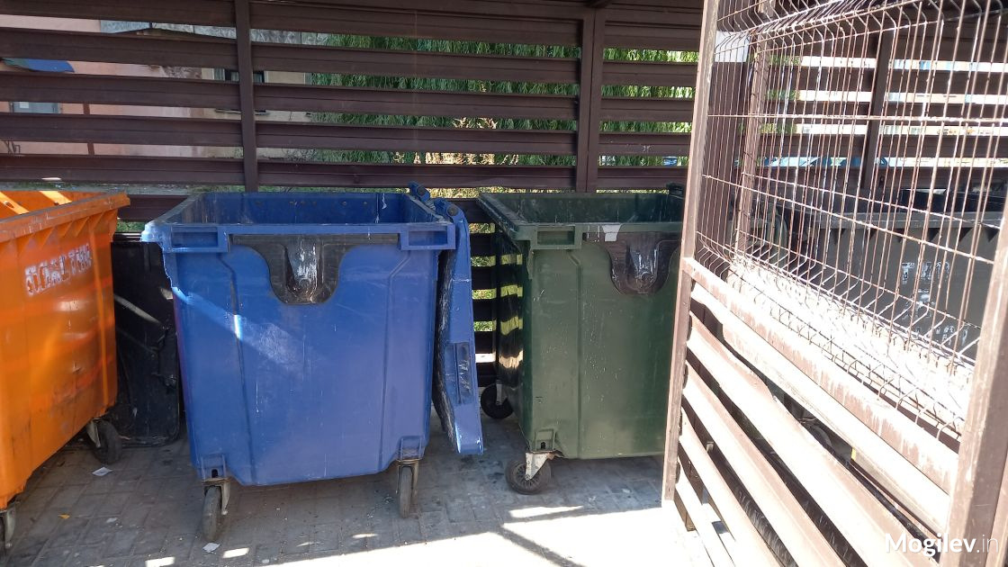 Мусорные баки не закрыты