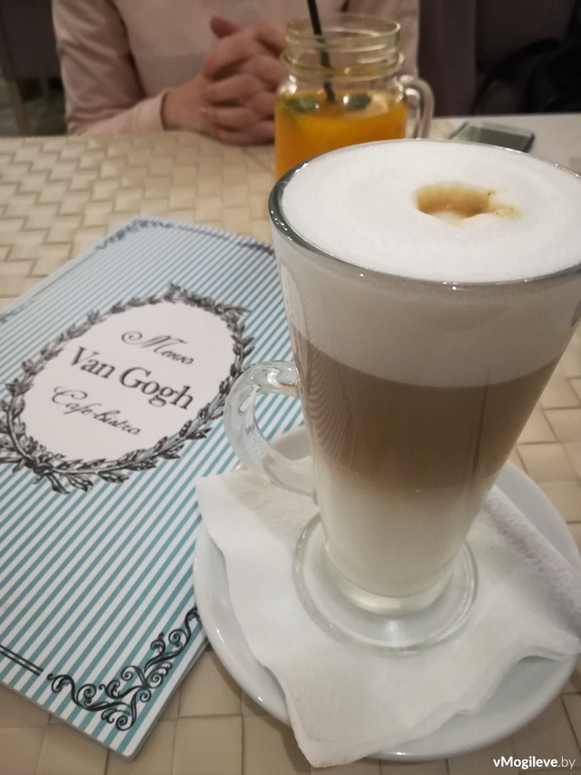 Кофе в кафе Van Gogh